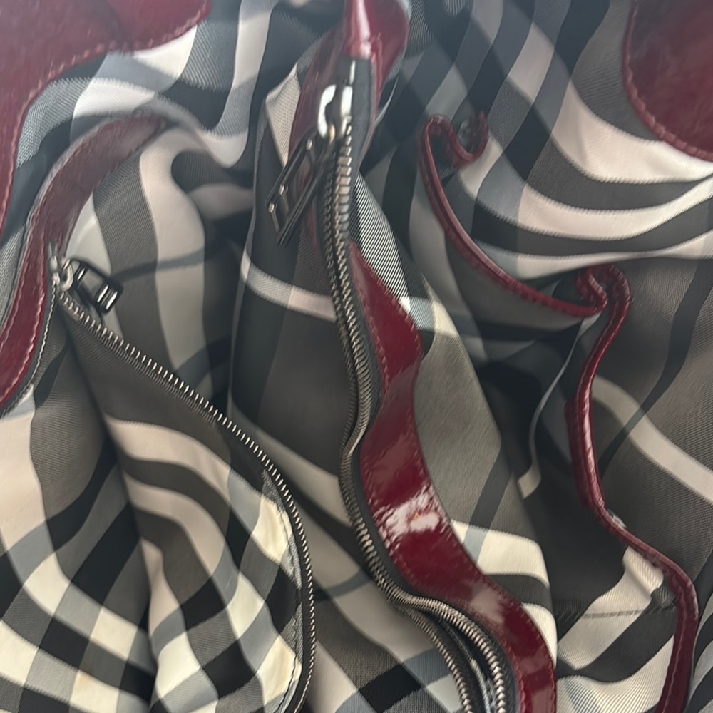 Burberry Elegant Burgundy Leather Handbag - Picture 8 of 10